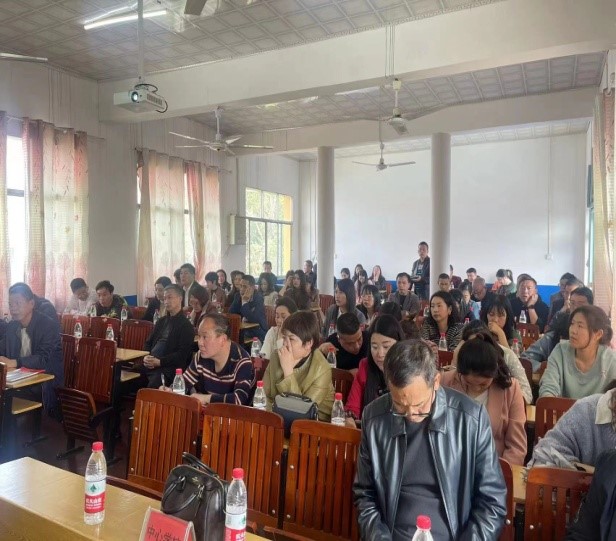 扬 鞭 奋 蹄 正 当 时