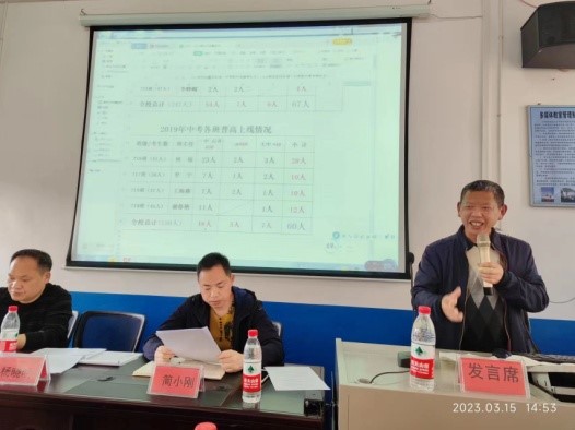 扬 鞭 奋 蹄 正 当 时