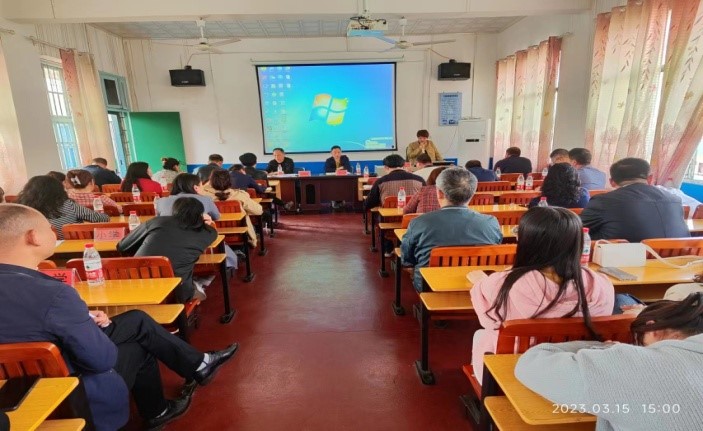 扬 鞭 奋 蹄 正 当 时