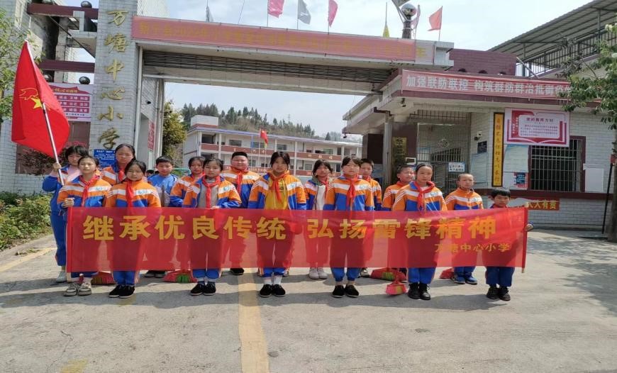 春日学雷锋 情暖敬老院