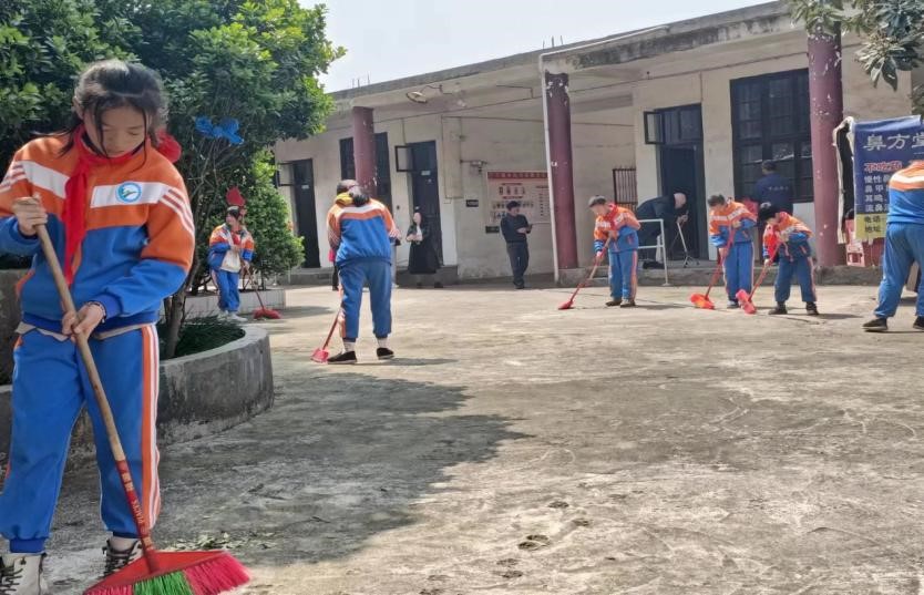 春日学雷锋 情暖敬老院