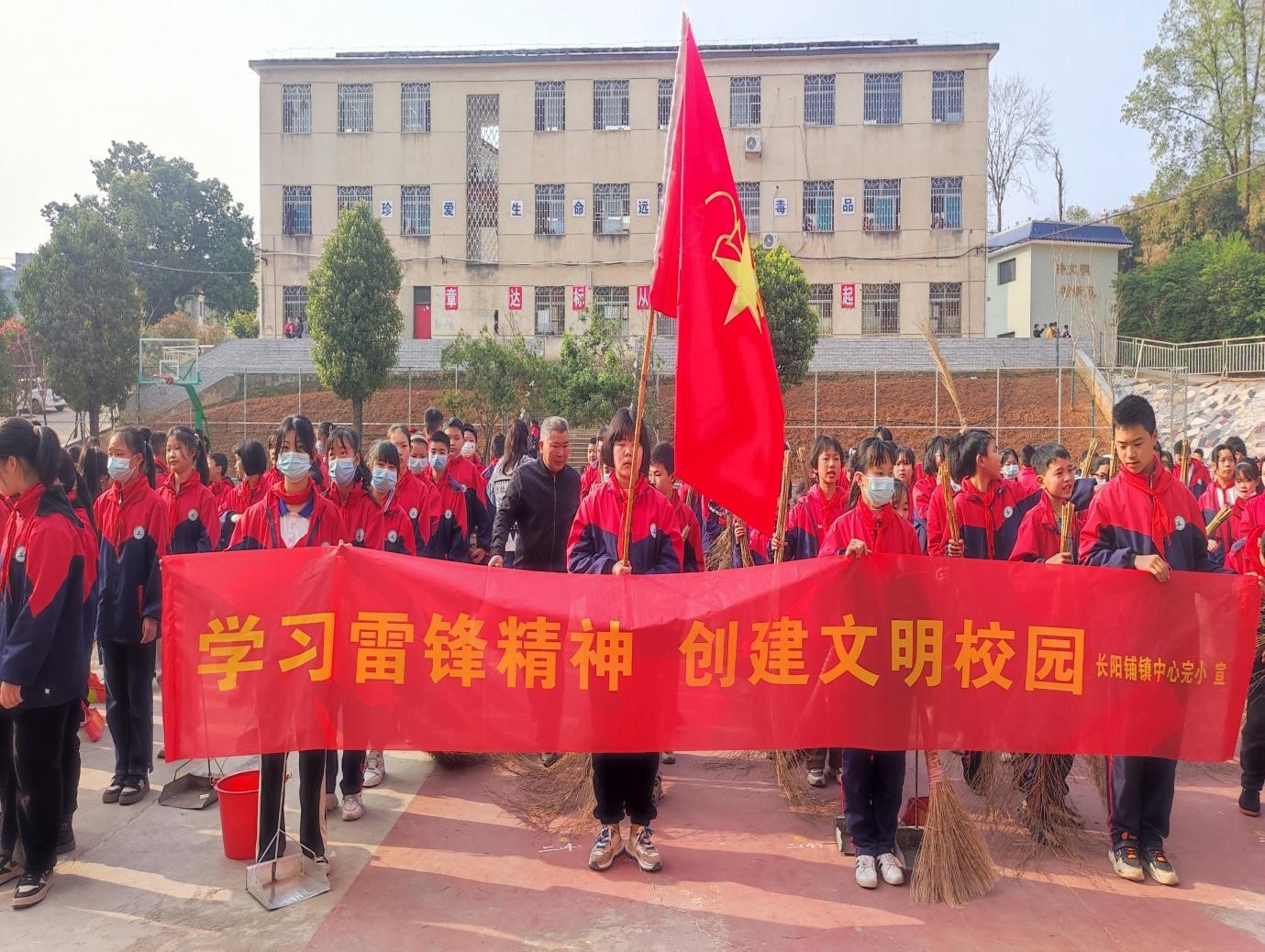 三月春风暖人心  雷锋精神永流传