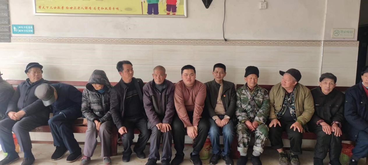 长阳铺镇中心完小开展“关爱老人、奉献爱心”志愿活动