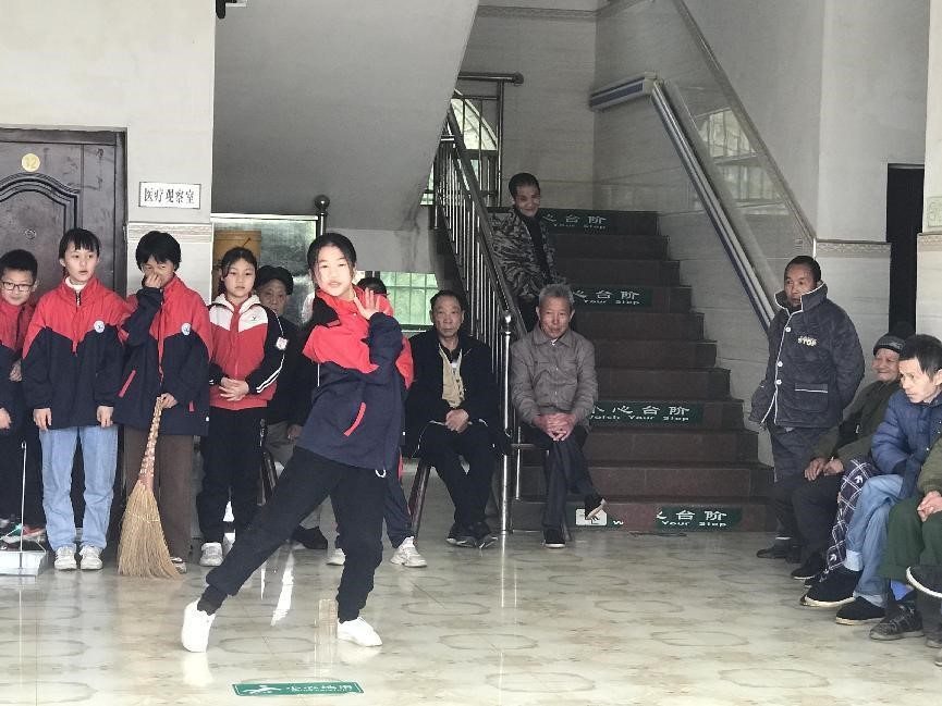 长阳铺镇中心完小开展“关爱老人、奉献爱心”志愿活动