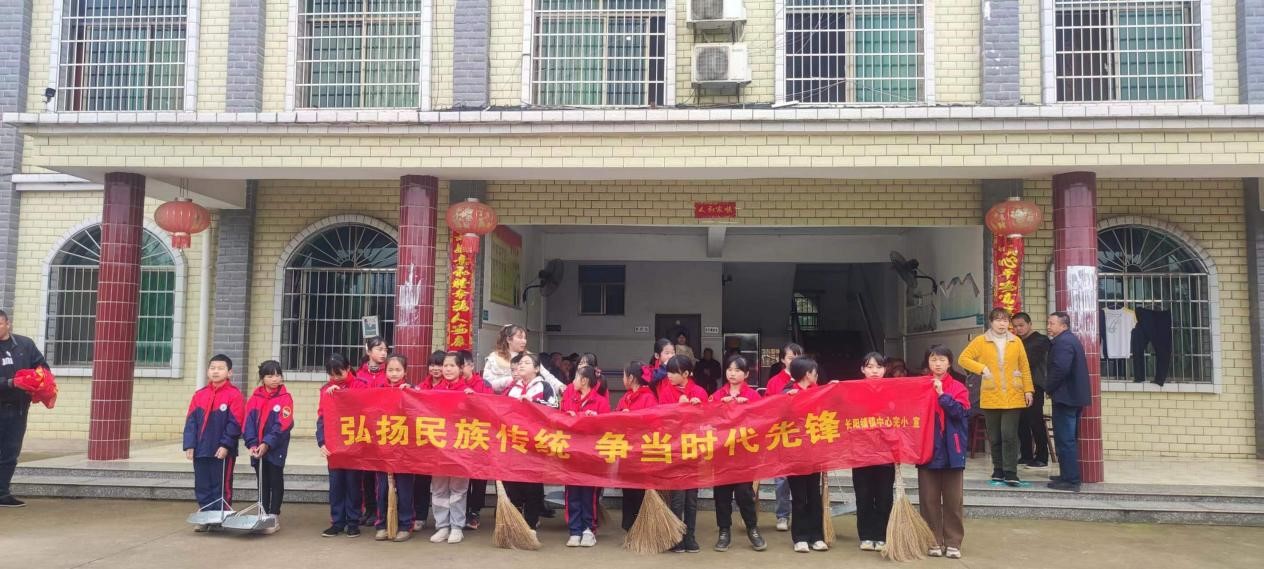 长阳铺镇中心完小开展“关爱老人、奉献爱心”志愿活动