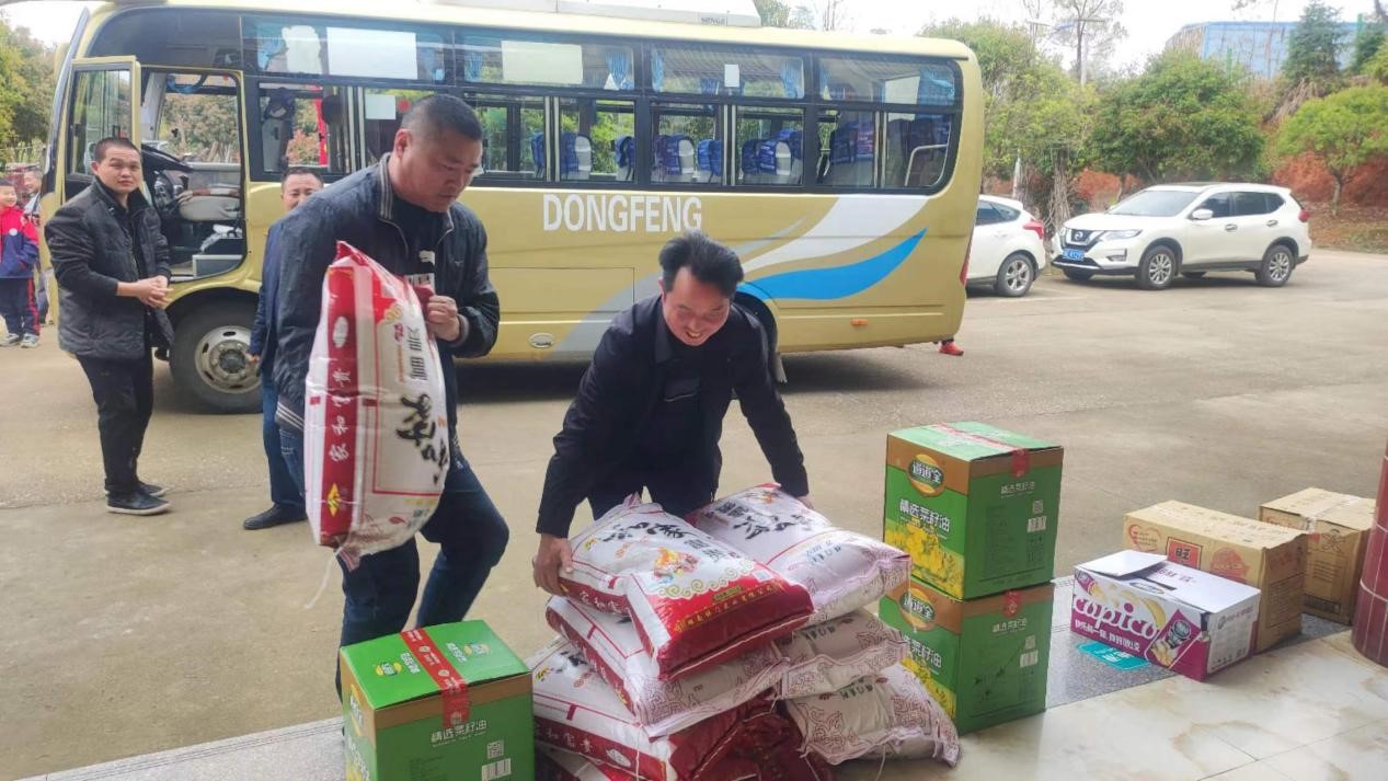 长阳铺镇中心完小开展“关爱老人、奉献爱心”志愿活动