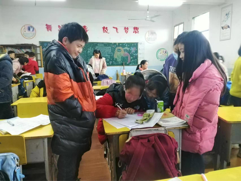 雷锋精神永传承，爱心捐赠暖人心