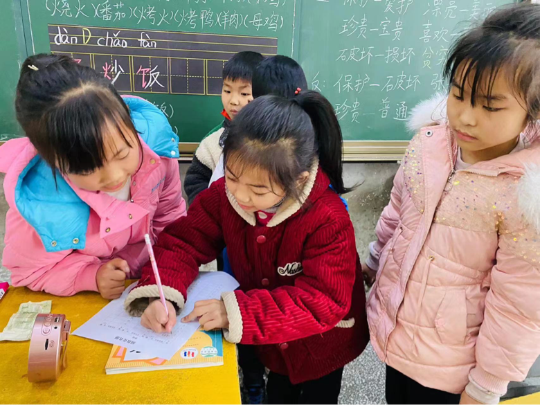 雷锋精神永传承，爱心捐赠暖人心