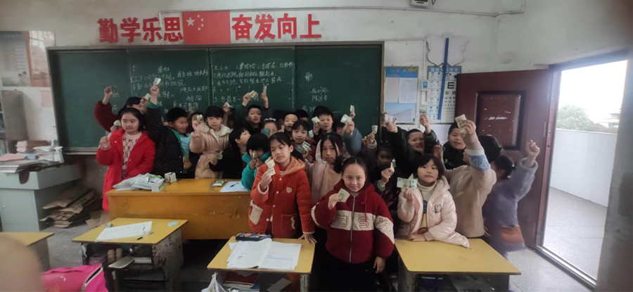 雷锋精神永传承，爱心捐赠暖人心