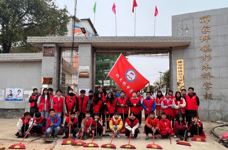 爱在三月学雷锋，志愿服务暖人心