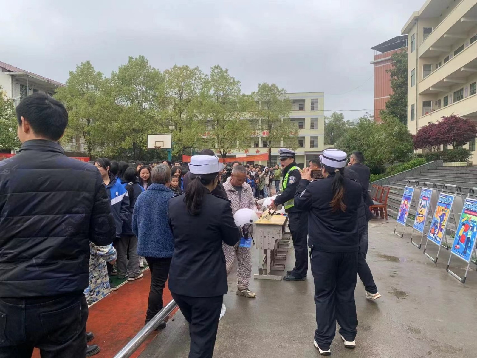 “文明守法，平安回家”