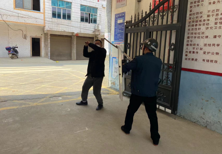 铜墙铁壁，护蕾平安