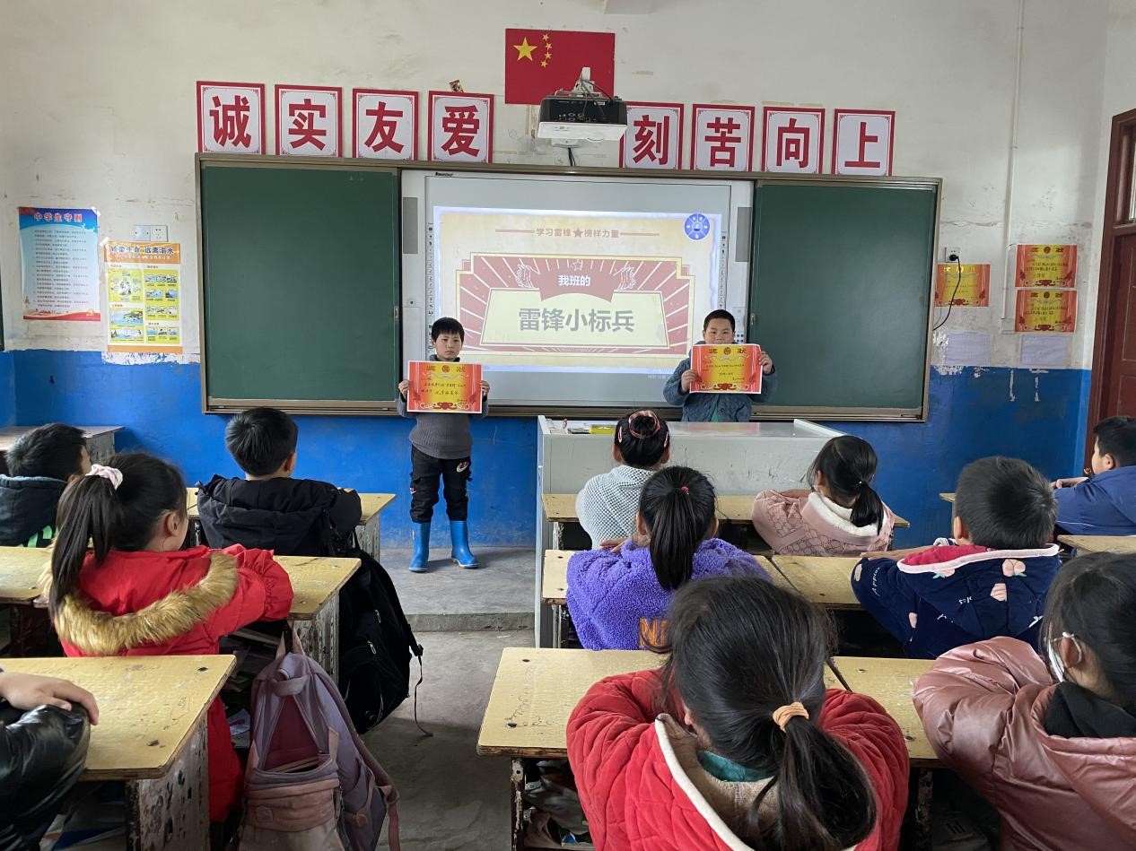 新宁县回龙寺镇莲山中心小学召开 “学雷锋活动”总结表彰会