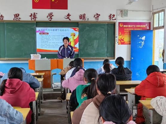 金称市镇中学开展“青春献礼二十大，强国有我新征程”主题团课学习