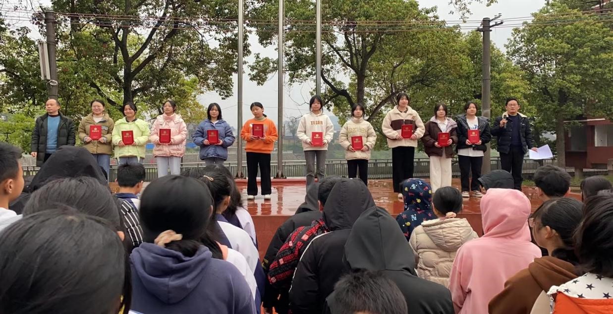 金称市镇中学3月学雷锋月活动综述