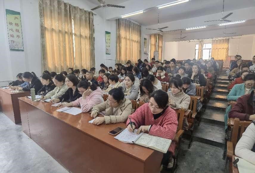 武冈市洞庭学校召开“利剑护蕾”专项整治部署会议