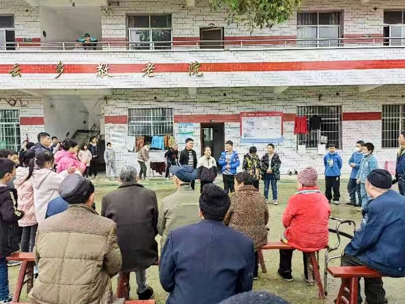 学雷锋送温暖，敬老院内显温情