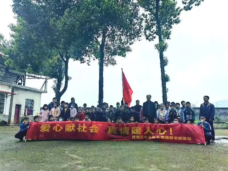 学雷锋送温暖，敬老院内显温情