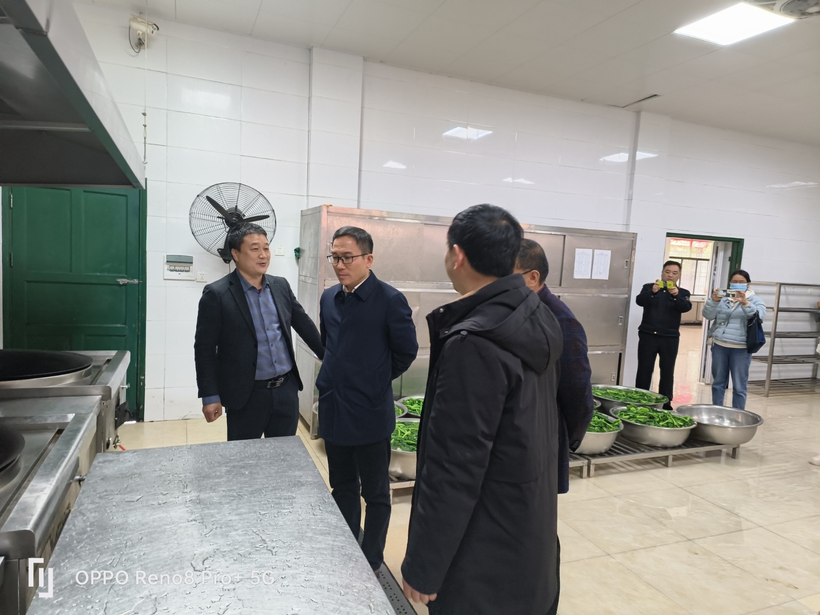 新宁县：邓涛到解放小学督导食品安全等工作