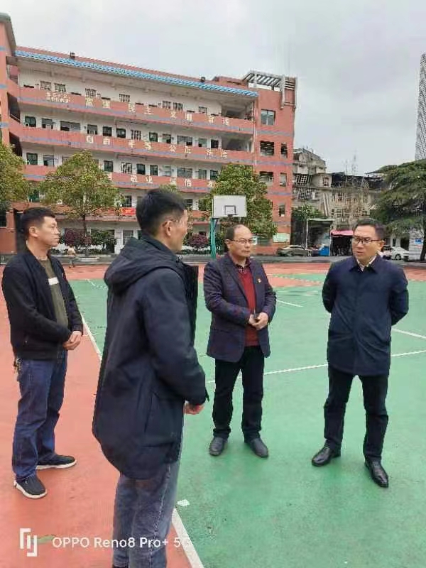 新宁县：邓涛到解放小学督导食品安全等工作