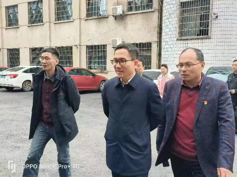 新宁县：邓涛到解放小学督导食品安全等工作