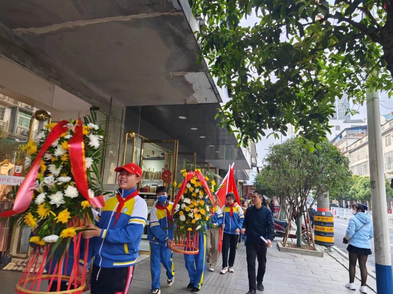 青松公园祭英烈 红色基因永传承