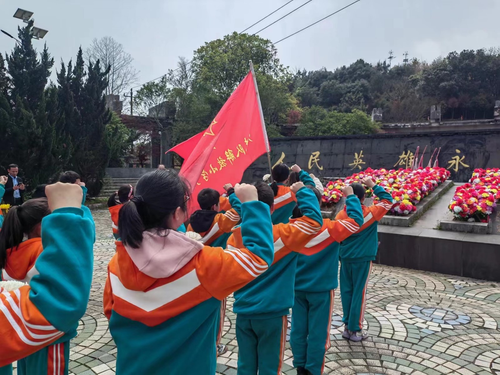 新宁县解放小学开展“传承红色基因——清明祭英烈”主题教育实践活动