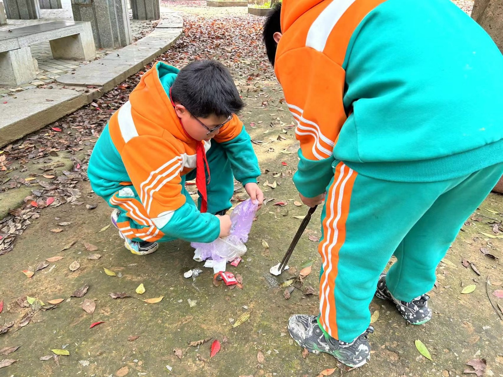 新宁县解放小学开展“传承红色基因——清明祭英烈”主题教育实践活动