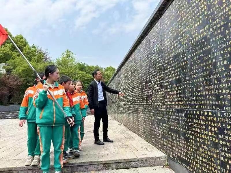 新宁县解放小学开展“传承红色基因——清明祭英烈”主题教育实践活动