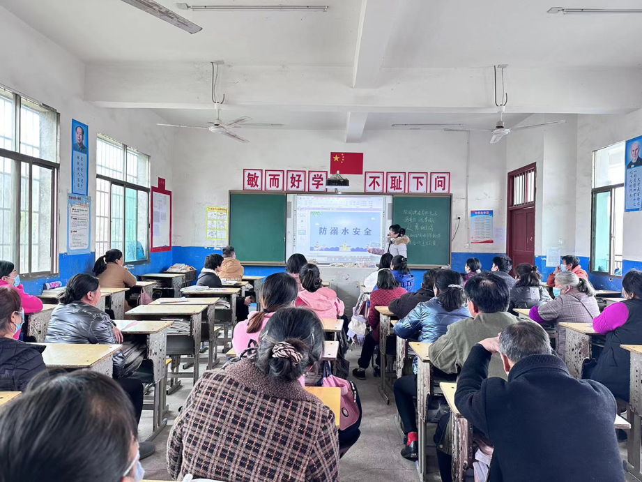 新宁县回龙寺镇莲山中心小学召开安全专题家长会