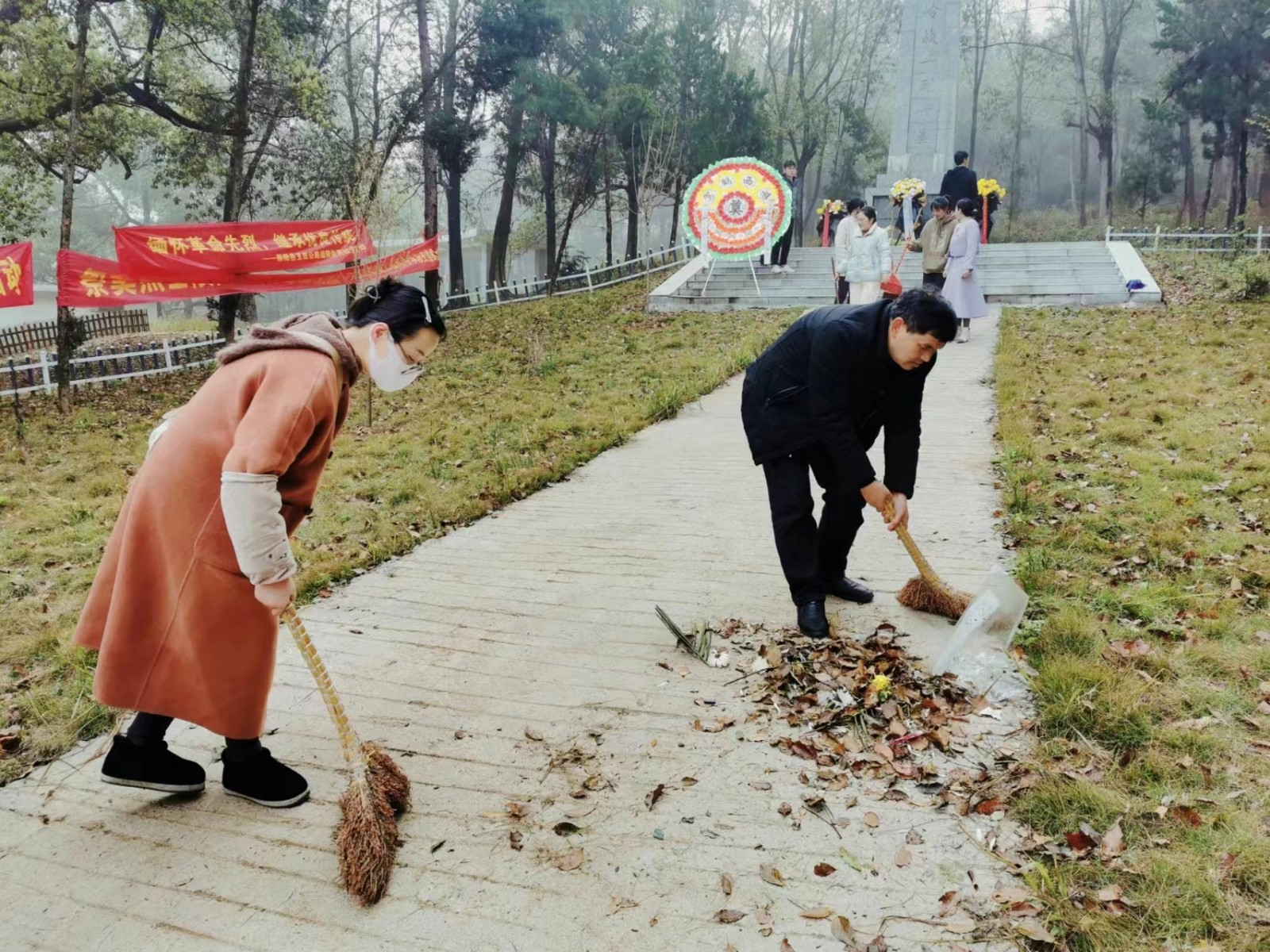 下花桥镇中心完全小学党支部开展“清明祭英烈”主题党日活动