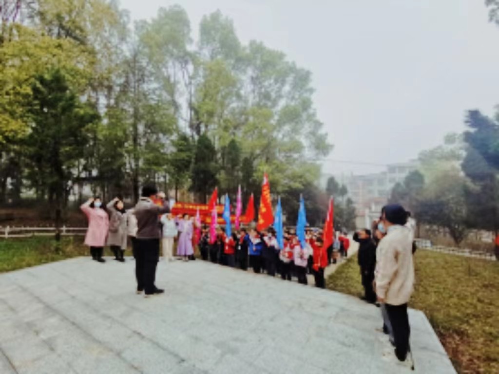 下花桥镇中心完全小学党支部开展“清明祭英烈”主题党日活动