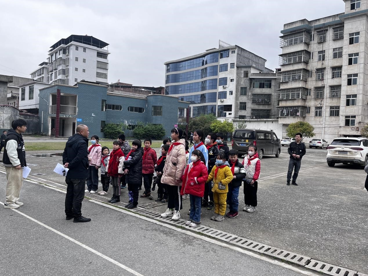 白仓镇第二完全小学“清明祭英烈”活动