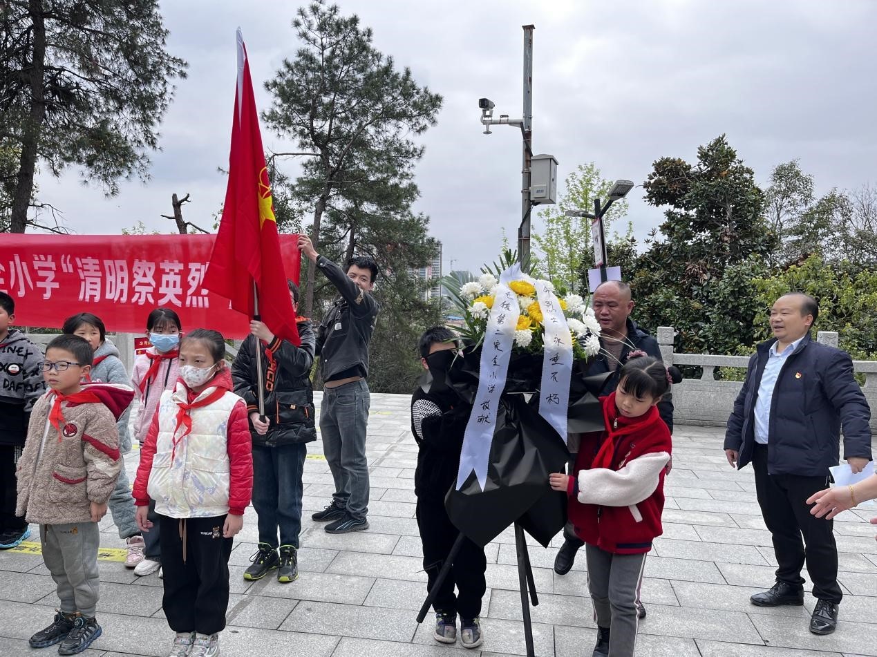 白仓镇第二完全小学“清明祭英烈”活动