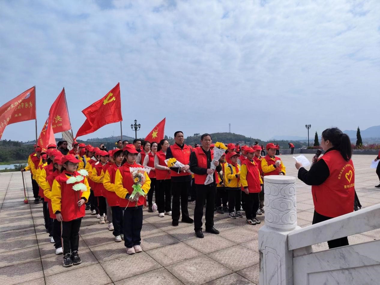 武冈市红星小学 “缅怀革命先烈、追寻红色记忆”祭扫活动