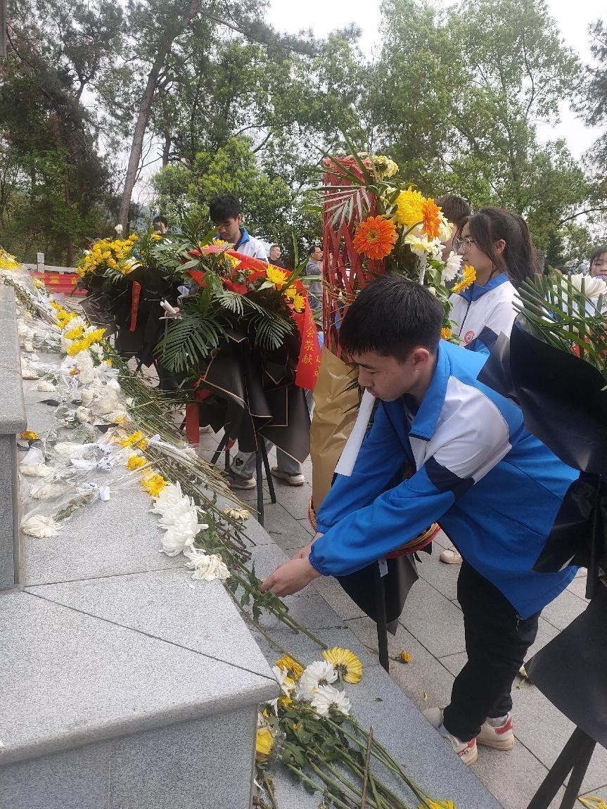 缅怀革命先烈，传承红色基因