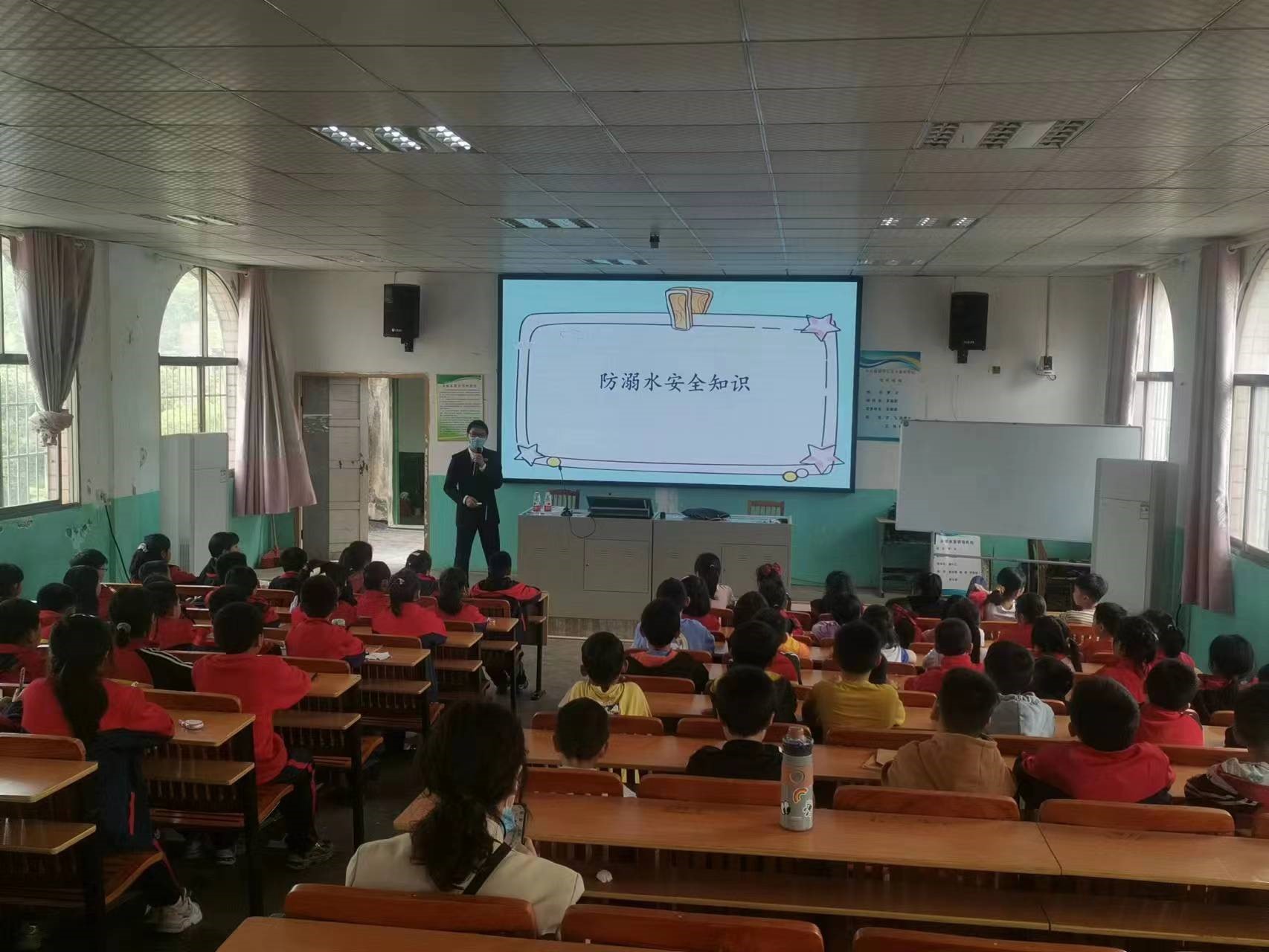 长阳铺镇中心完小开展安全教育讲座