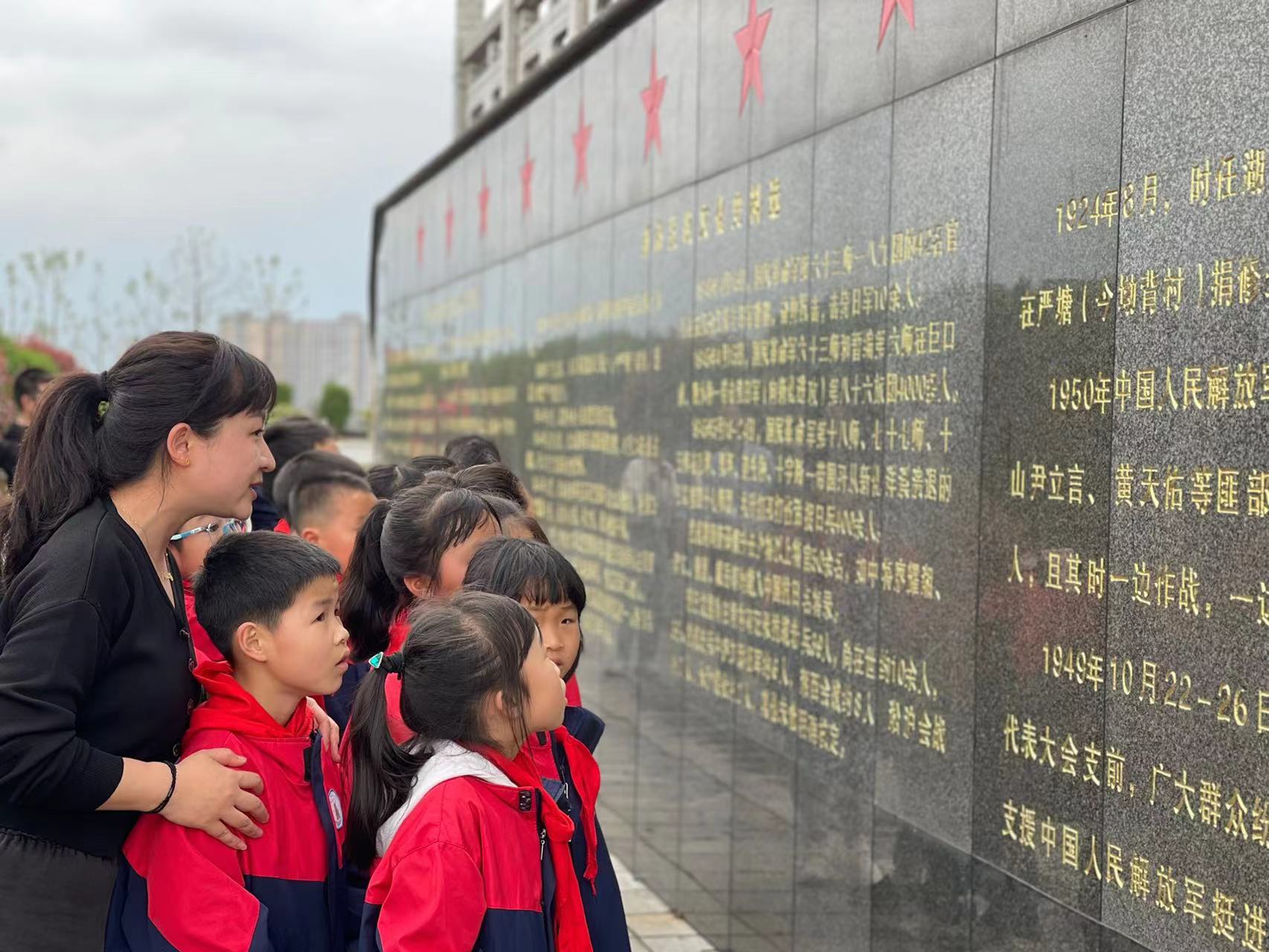 邵阳市北塔区北塔小学开展清明祭英烈主题活动