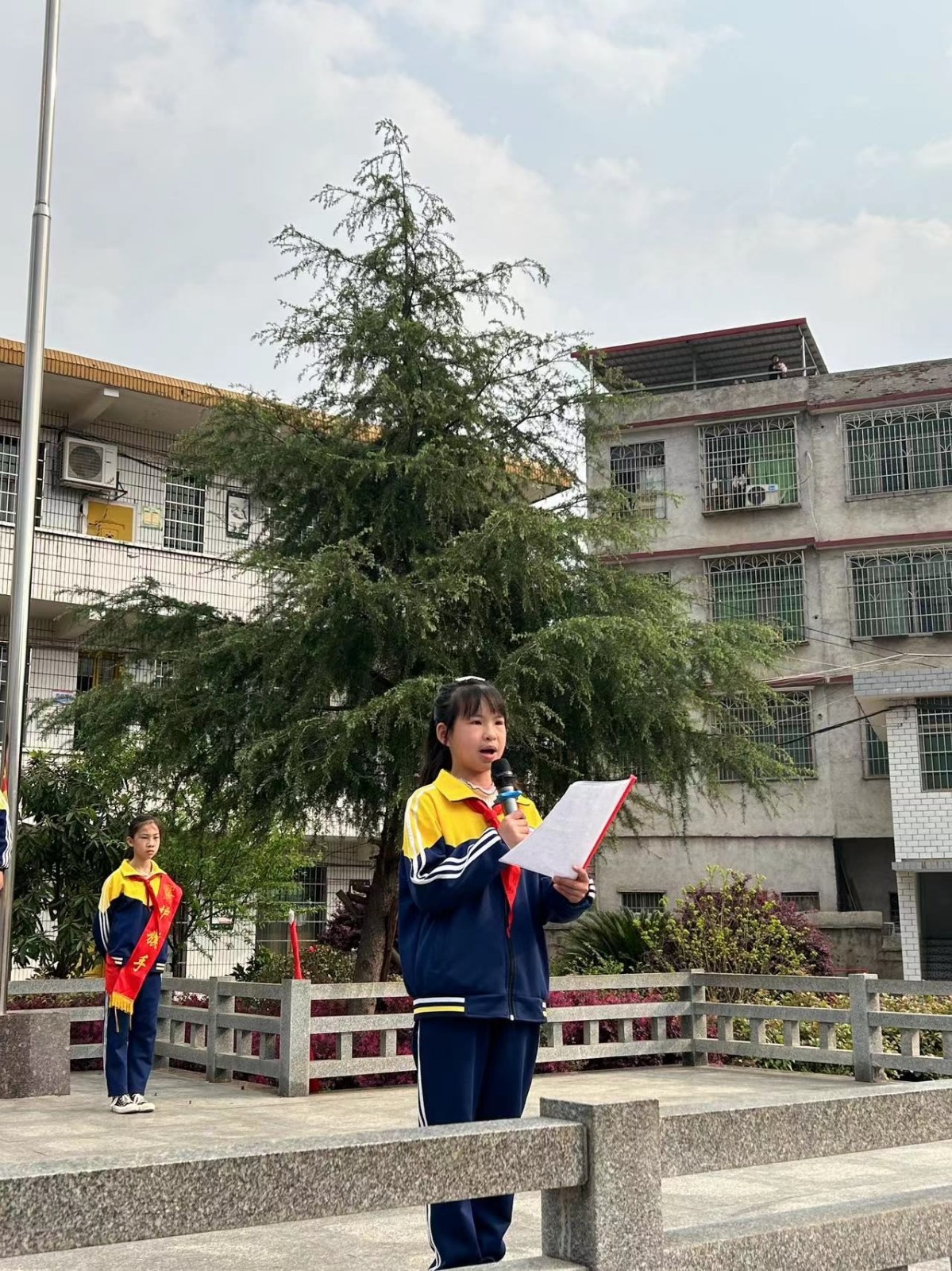 “缅怀先烈，弘扬爱国精神”