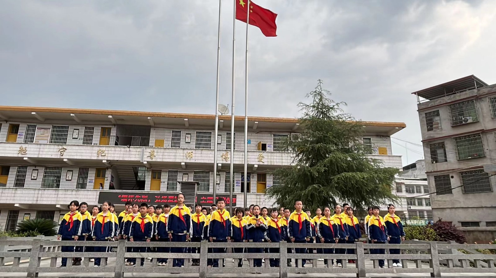 “缅怀先烈，弘扬爱国精神”