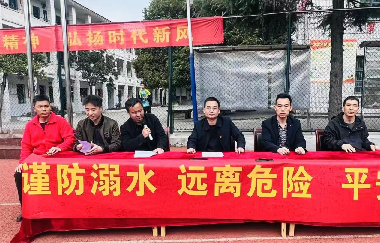 安全防溺水，不做孤“泳”者