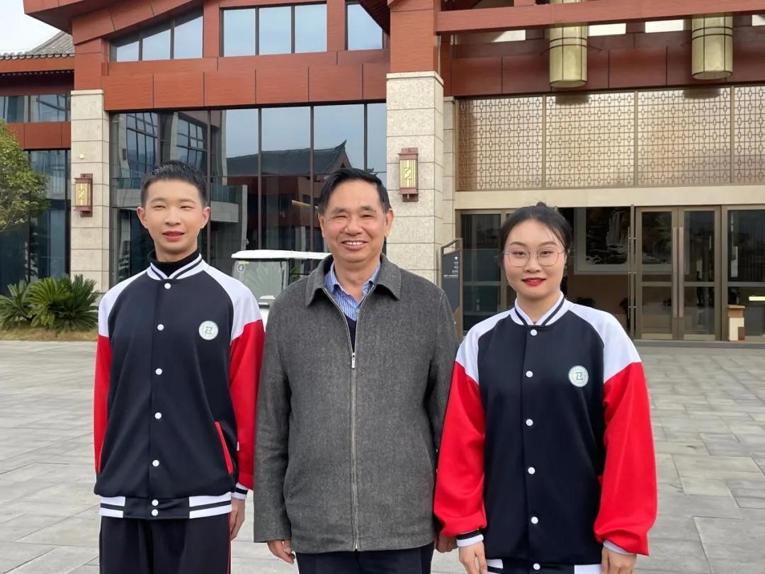 大爱无疆执迷公益泽被千秋