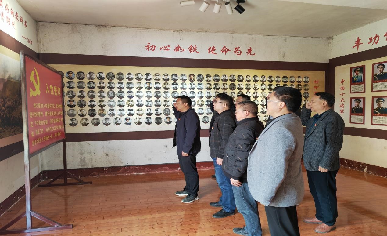 缅怀革命烈士 传承红色基因