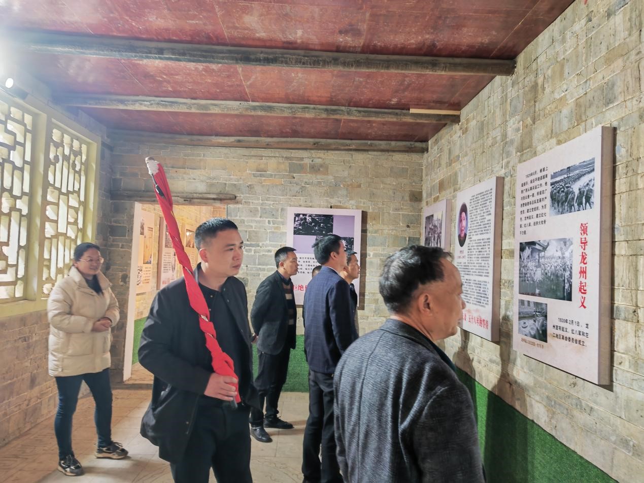 缅怀革命烈士 传承红色基因