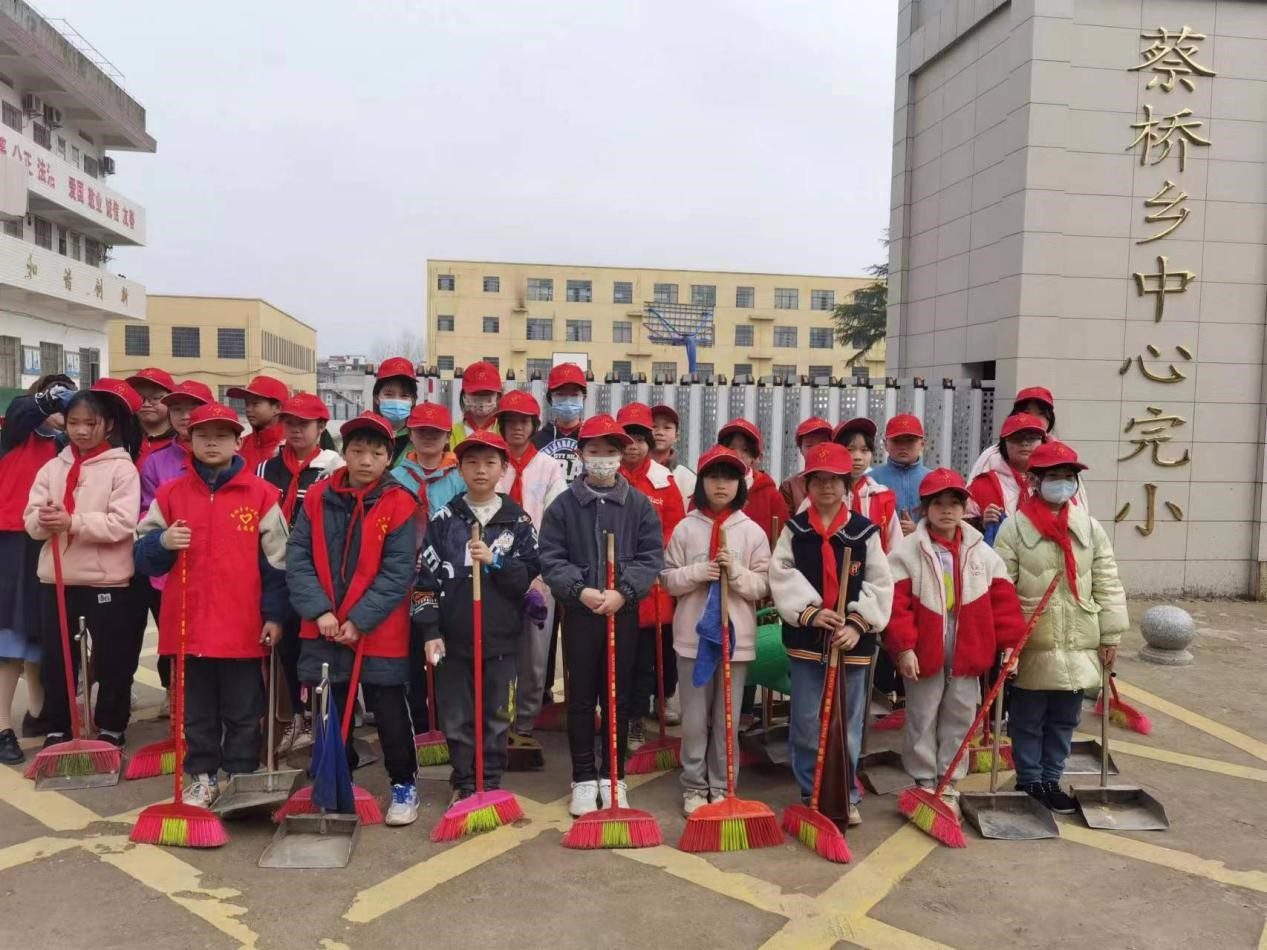 蔡桥中心完小开展爱国卫生运动——“清理校外一条街”活动