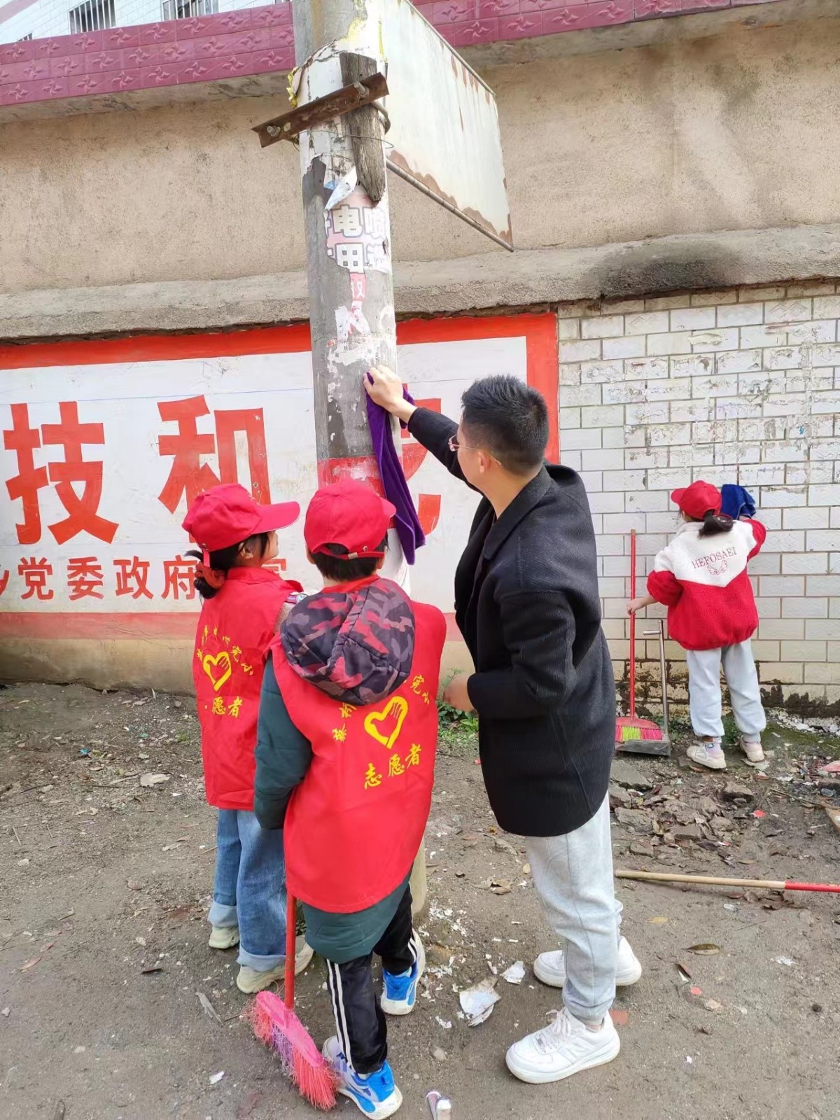 蔡桥中心完小开展爱国卫生运动——“清理校外一条街”活动