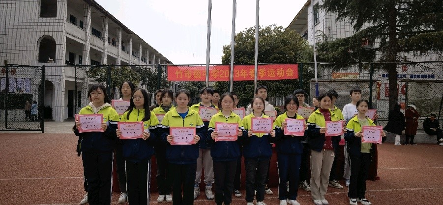 神采飞扬展雄心，齐心协力谱华章