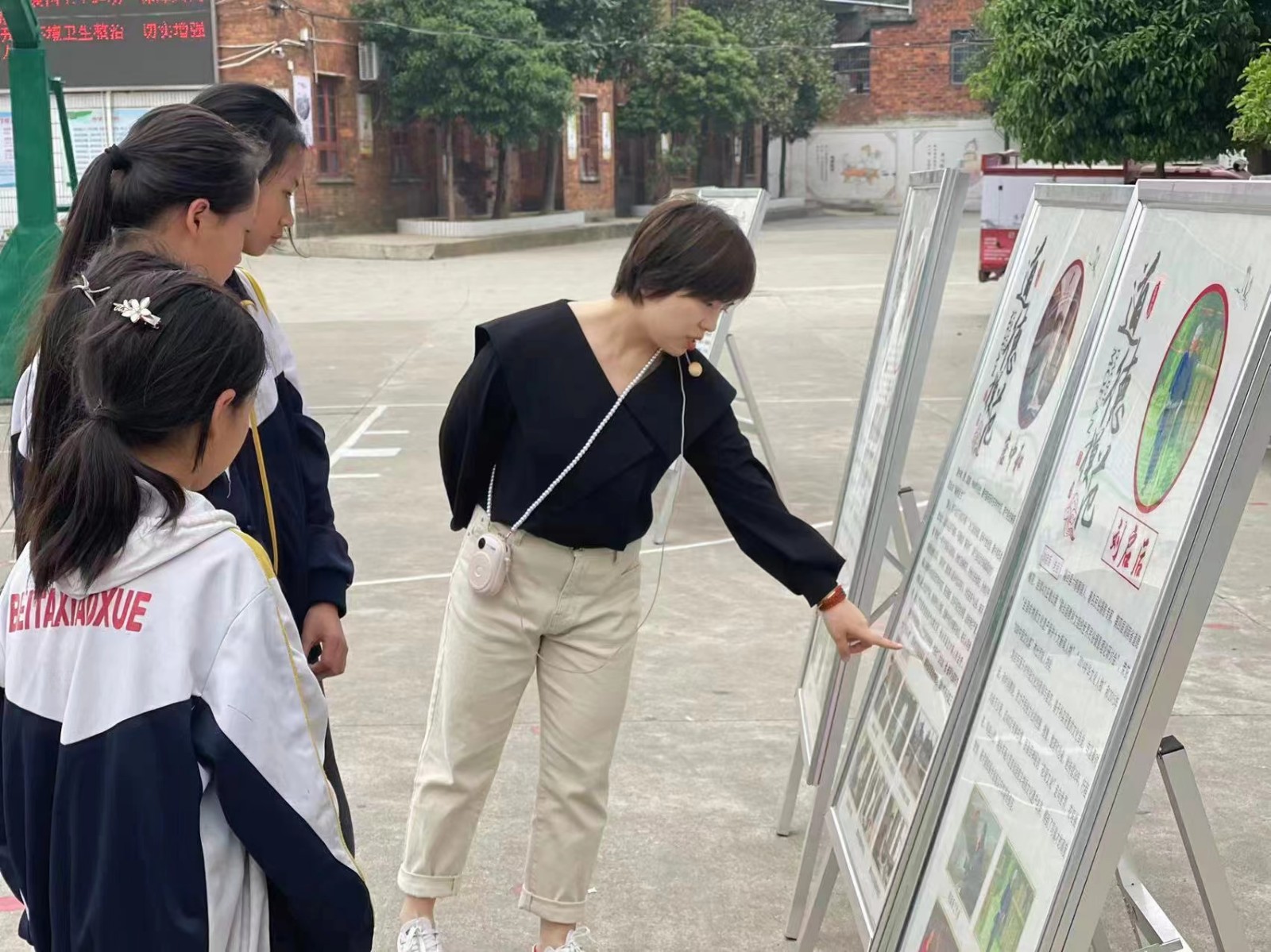 北塔小学开展“学习先进模范 争做时代新人”巡展活动