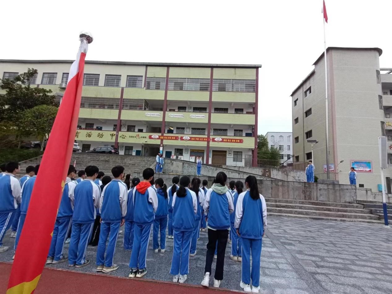 塘渡口中学开展“课间文明礼仪”主题国旗下的讲话