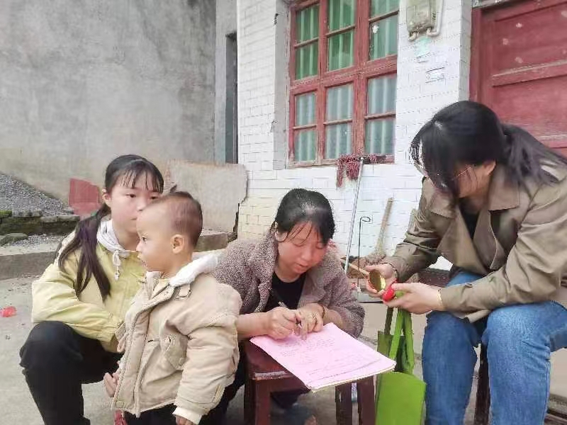 邵阳县下花桥镇中心完全小学党支部开展“”千师访万户”防溺水安全家访工作